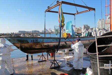 Cleaning oiled fishing boats