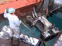 Drum skimmer in operation 