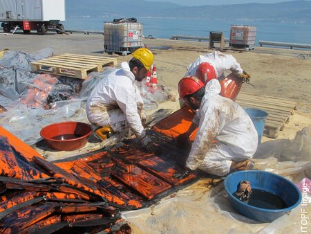 Cleaning oiled boom